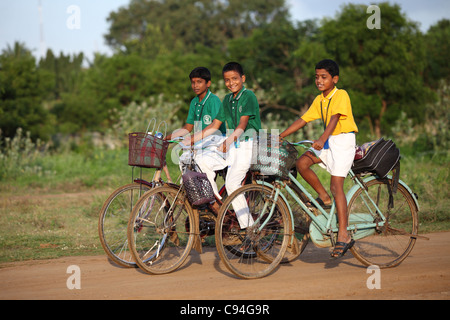 Indian School boys con bicicletta Tamil Nadu India Foto Stock