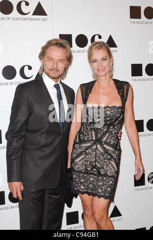 Stephen Nichols, Eileen Davidson presso gli arrivi di MOCA di gala annuale, MOCA Grand Avenue, Los Angeles, CA Novembre 12, 2011. Foto di: Elizabeth Goodenough/Everett Collection Foto Stock