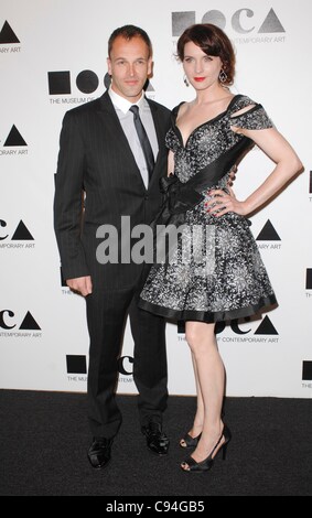 Jonny Lee Miller, Michele Hicks presso gli arrivi di MOCA di gala annuale, MOCA Grand Avenue, Los Angeles, CA Novembre 12, 2011. Foto di: Elizabeth Goodenough/Everett Collection Foto Stock