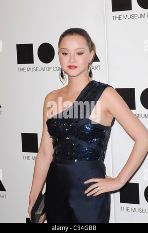 Devon Aoki presso gli arrivi di MOCA di gala annuale, MOCA Grand Avenue, Los Angeles, CA Novembre 12, 2011. Foto di: Elizabeth Goodenough/Everett Collection Foto Stock