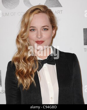 Dakota Johnson presso gli arrivi di MOCA di gala annuale, MOCA Grand Avenue, Los Angeles, CA Novembre 12, 2011. Foto di: Elizabeth Goodenough/Everett Collection Foto Stock