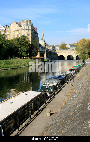 Canal chiatte sul fiume Avon mored fino a Bath Foto Stock