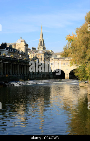 La Weir e Pultney Bridge nella vasca da bagno Foto Stock