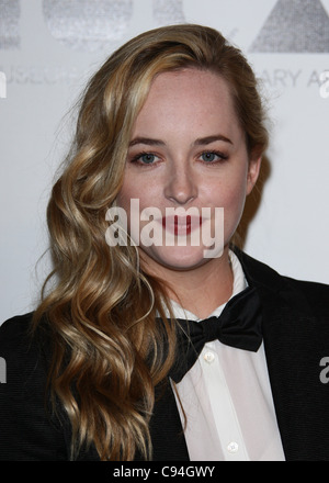 DAKOTA JOHNSON 2011 GALA MOCA DOWNTOWN LOS ANGELES CALIFORNIA USA 12 Novembre 2011 Foto Stock