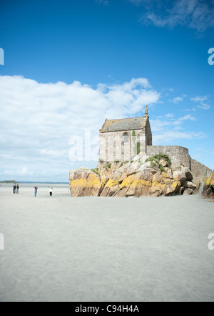 Cappella St-Aubert, parte del patrimonio mondiale UNESCO Mont St-Michel in Normandia Francia, con la bassa marea Foto Stock