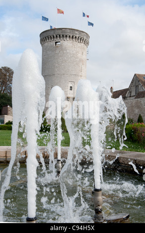 La torre Tour des Archives nei Jardins des Arts di Vernon nella valle della Senna di Normandia, Francia Foto Stock