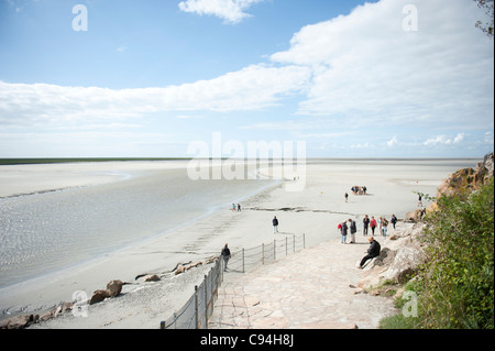 L'isola rocciosa del patrimonio mondiale UNESCO Mont St-Michel al confine della Normandia e Bretagna nel nord-ovest della Francia Foto Stock