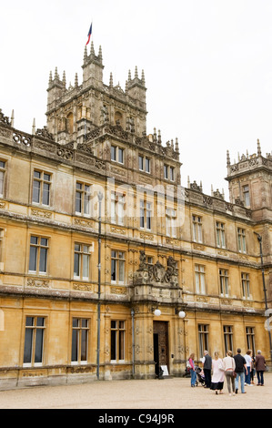 Il castello di Highclere Newbury home il conte e la contessa di impostazione Carnarvan serial TV show dramma Cavendish Abbey principale ingresso anteriore Foto Stock