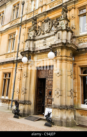 Highclere Castle , Newbury , home il conte e la contessa di Carnarvan , Impostazione serial TV show dramma Cavendish Abbey frontale in elevazione della porta Foto Stock