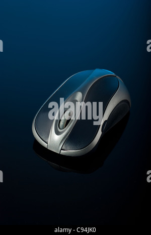 Il mouse del computer su sfondo nero con la riflessione Foto Stock