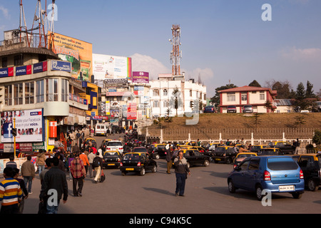 India, Meghalaya, Shillong, centro città, Polizia Bazaar, shoppers fresatura presso Laiutumkhrah taxi stand in centro città Foto Stock