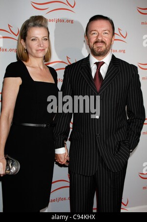 Ricky Gervais presso gli arrivi per una cosa divertente accaduto sul modo per curare il morbo di Parkinson beneficiano di Gala, Waldorf-Astoria Hotel, New York, NY Novembre 12, 2011. Foto: F. Burton Patrick/Everett Collection Foto Stock