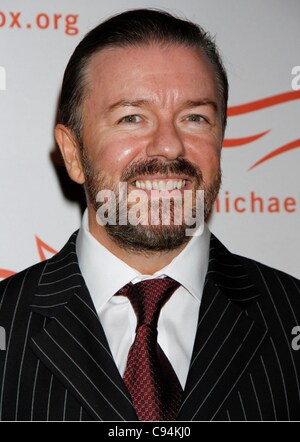 Ricky Gervais presso gli arrivi per una cosa divertente accaduto sul modo per curare il morbo di Parkinson beneficiano di Gala, Waldorf-Astoria Hotel, New York, NY Novembre 12, 2011. Foto: F. Burton Patrick/Everett Collection Foto Stock