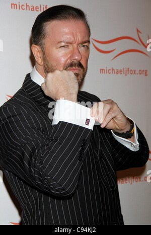 Ricky Gervais presso gli arrivi per una cosa divertente accaduto sul modo per curare il morbo di Parkinson beneficiano di Gala, Waldorf-Astoria Hotel, New York, NY Novembre 12, 2011. Foto: F. Burton Patrick/Everett Collection Foto Stock