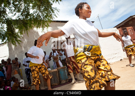 Un gruppo di musica da ballo svolge per le strade di Dar es Salaam, Tanzania Africa Orientale. Foto Stock