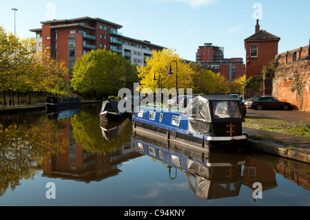 Narrowboats su Bridgewater Canal a Castlefield bacino, Manchester, Inghilterra, Regno Unito Foto Stock