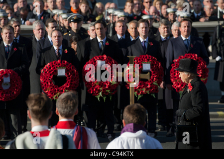 13 novembre 2011 Londra UK Gran Bretagna il Queen Elizabeth conduce i membri della famiglia reale al ricordo la domenica il servizio presso il cenotafio in centro a Londra Foto Stock