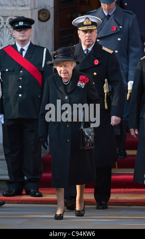 13 novembre 2011 Londra UK. Queen Elizabeth conduce i membri della famiglia reale al ricordo la domenica il servizio presso il cenotafio in centro a Londra Foto Stock