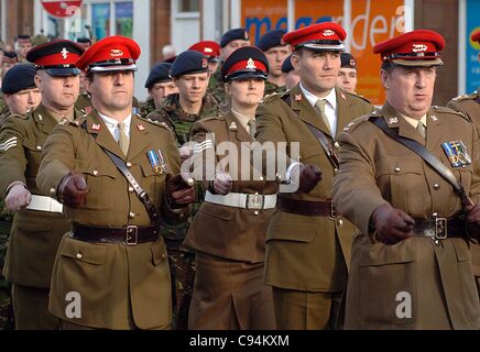 Ayr, Scotland, Regno Unito. I membri delle forze armate che marciare verso il monumento ai caduti di guerra in Ayr sul ricordo Domenica 13 Novembre, 2011. Foto Stock