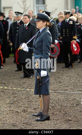 Ayr, Scotland, Regno Unito. Ufficiale della Royal Air Force presso la War Memorial a Ayr sul ricordo Domenica 13 Novembre, 2011. Foto Stock