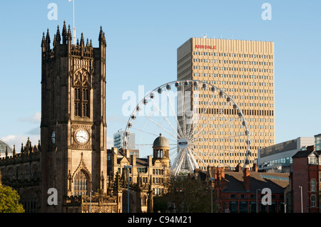 Cattedrale di Manchester, Victoria Street, Manchester, Inghilterra, Regno Unito. Dietro la ruota è di Manchester e il centro commerciale Arndale torre. Foto Stock