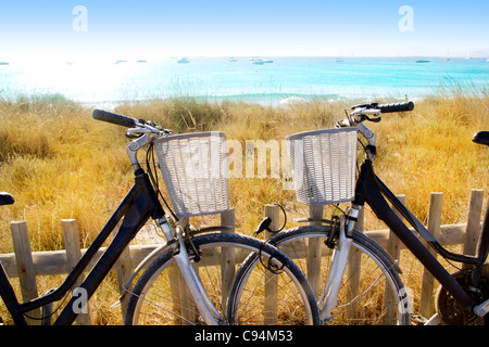 Coppia di biciclette parcheggiate in Formentera Spiaggia di Illetes Foto Stock