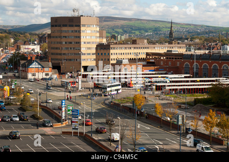 La stazione degli autobus e uffici del consiglio. Ashton Under Lyne, Tameside, Manchester, Inghilterra, Regno Unito. Il Pennines dietro. Foto Stock