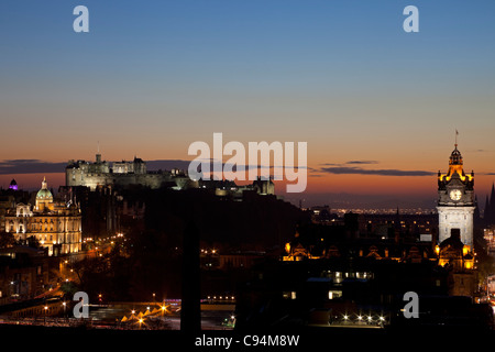 Edinburgh City skyline al tramonto visto da Calton Hill, Scozia UK, Europa Foto Stock