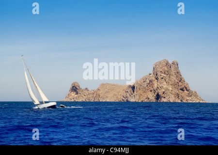 Ibiza in barca a vela in Es Vedra isola del Mediterraneo mare blu Foto Stock
