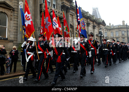 I membri dei servizi di emergenza partecipare al ricordo domenica parade di Sunderland, Inghilterra, Regno Unito. La cerimonia è stata la più grande del Regno Unito fuori da Londra, coinvolgendo più di 400 membri delle forze armate e 100 membri dei servizi di emergenza. Foto Stock