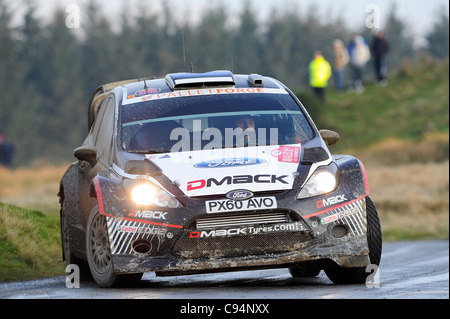 13.11.2011 POWYS, GALLES. Ott Tanak (EST) e Co-Driver Kuldar Sikk (EST) in #18 M-Sport Stobart Ford World Rally Team Ford Fiesta RS WRC in azione sul primo passaggio della fase Crychan (SS19) durante il giorno 4 della FIA WRC Rally Galles GB. Credito: ActionPlus Foto Stock