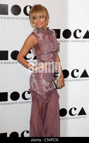 Nicole Richie presso gli arrivi per 2011 MOCA gala annuale di un artista della vita MANIFESTO, MOCA Grand Avenue, Los Angeles, CA Novembre 12, 2011. Foto di: Emiley Schweich/Everett Collection Foto Stock