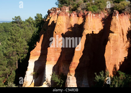 Rocce color ocra o Carriere d Ocre in Roussillon, Provenza, Francia Foto Stock