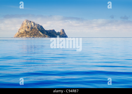 Ibiza Es Vedra isola nel blu di calme acque del Mediterraneo Foto Stock
