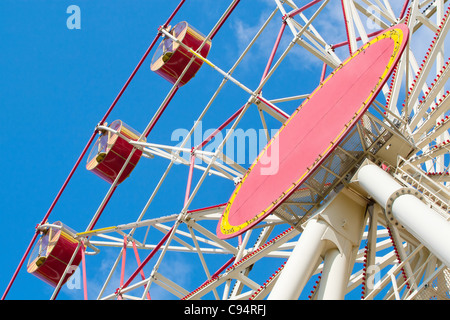 Ruota panoramica Ferris giostra contro il cielo blu Foto Stock