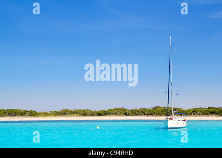 Barca a vela di lusso in turchese spiaggia di Formentera Illetes Foto Stock
