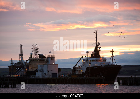 Impianti di trivellazione del petrolio di essere rimontate a Invergordon in Cromarty firth, nel nord della Scozia, Regno Unito. Foto Stock