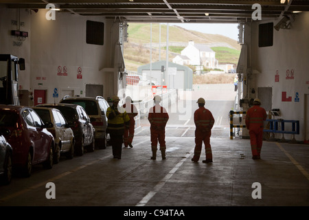 Il pianale del veicolo di un traghetto Northlink nel porto di Scrabster su Scotlands costa nord che corre tra Scrabster e Stromness Foto Stock