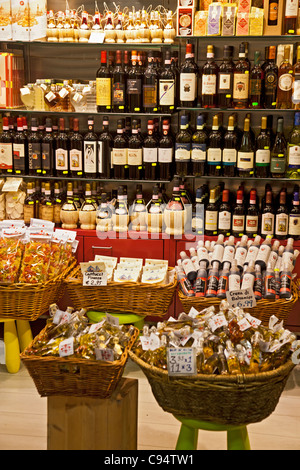 Il cibo e il vino per la vendita al Mercato Centrale di Firenze, Italia: caffè, vino, pasta, i Cantucci, Crema di Balsamico Foto Stock