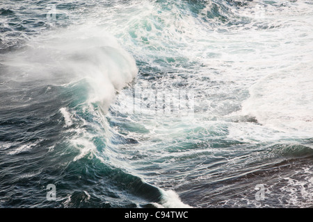 Onde si infrangono off Orkney in Sctoland, UK. Orkney è leader di mercato nel test di entrambi e di marea ondata di dispositivi di energia. Foto Stock