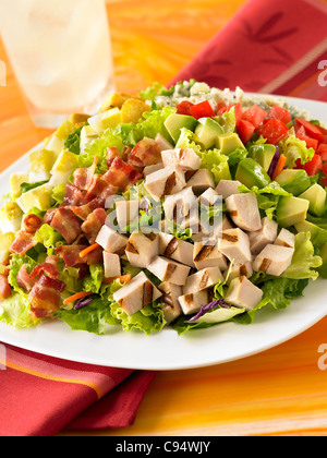 Un Cobb con insalata di pollo tagliato a dadini, pancetta, avocado, pomodori, formaggio e uova Foto Stock