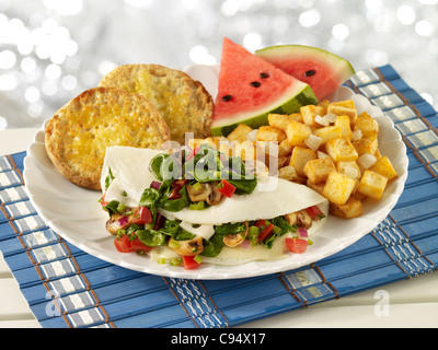 Bianco d'uovo frittata con spinaci, pomodoro e funghi porcini servito con patate, muffin inglesi ed anguria Foto Stock