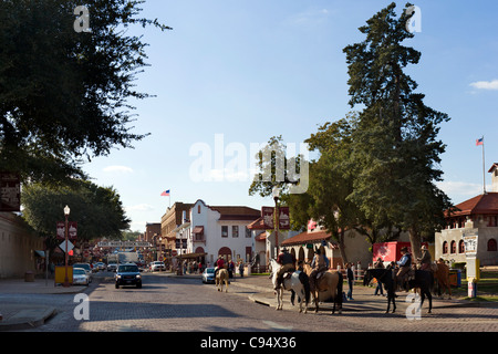 Cowboy a cavallo al di fuori del Cowtown Coliseum, Exchange Avenue, Stockyards distretto, Fort Worth, Texas, Stati Uniti d'America Foto Stock