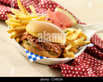 Barbeque tirato sandwich di maiale servito con patate fritte Foto Stock