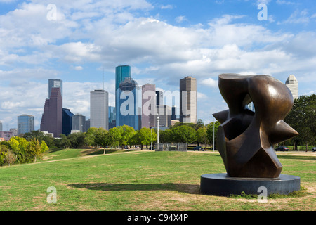 Skyline della città con grande pezzo fuso scultura di Henry Moore in primo piano, Allen Parkway, Houston, Texas, Stati Uniti d'America Foto Stock