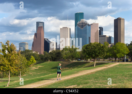 Nel pareggiatore Eleanor Tinsley Park con lo skyline della città dietro, Houston, Texas, Stati Uniti d'America Foto Stock