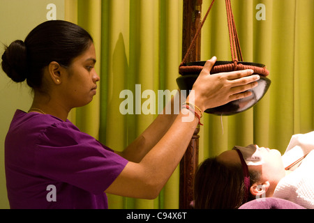 Terme: Ayurlly Spa ayurvedica [formalmente Mayoory Spa ayurvedica] - Shirodhara trattamento dell'olio Foto Stock