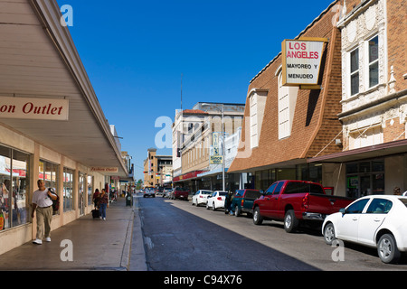 Negozi di Hidalgo Street nel centro di Laredo, Texas, Stati Uniti d'America Foto Stock