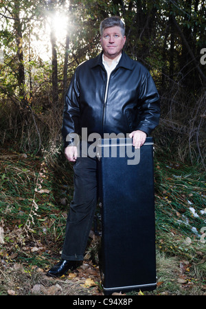 Ritratto di un musicista con la sua chitarra a caso Foto Stock