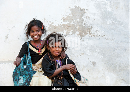 Povero indiano mendicante nomadi ragazze contro una parete Foto Stock